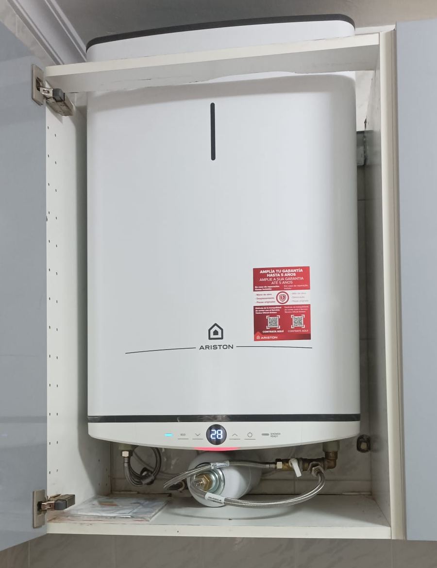 Termo eléctrico Ariston instalado en un armario de cocina